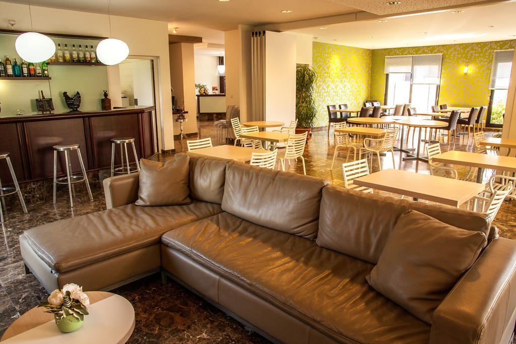 טורנון-סור-רון Hotel Les Amandiers מראה חיצוני תמונה