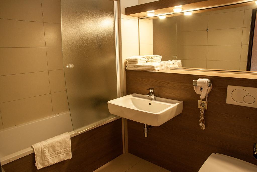טורנון-סור-רון Hotel Les Amandiers מראה חיצוני תמונה
